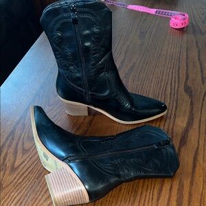 Unbranded | Stylish Black Western Boots for Women Size 35 (5)